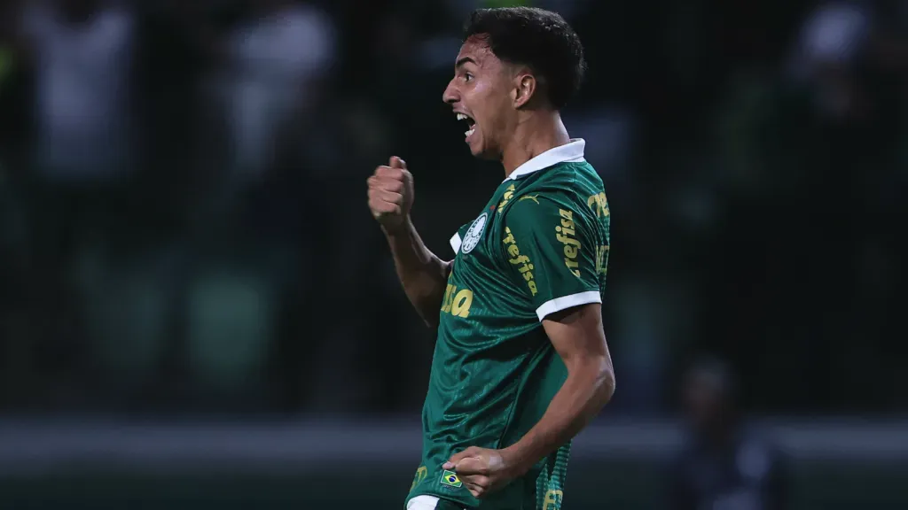 Vitor Reis jogador do Palmeiras comemora seu gol durante partida contra o Flamengo (foto: Ettore Chiereguini/AGIF)