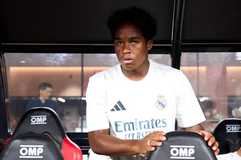 Endrick no banco de reservas. (Photo by Alex Caparros/Getty Images)