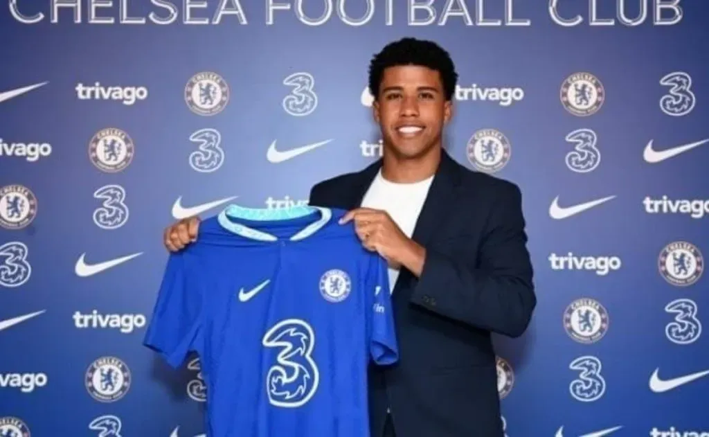 Andrey Santos quando assinou com o Chelsea -Foto: Reprodução/Instagram/Chelsea