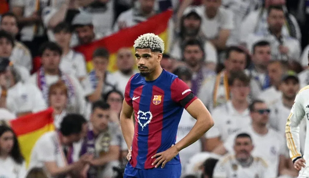 Ronald Araújo durante um El Clásico (David Ramos/Getty Images)