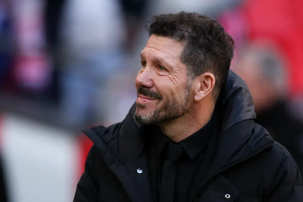Simeone, técnico do Atlético de Madrid analisa opções para o setor defensivo (Photo by Flor Tan Jun/Getty Images)