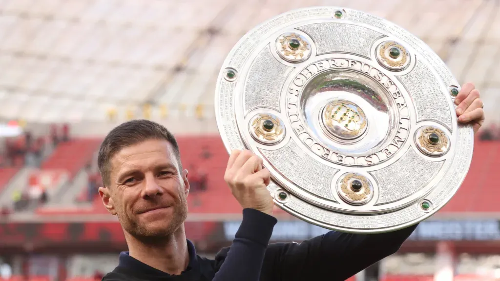 Xabi Alonso com o troféu da Bundesliga (Photo by Alex Grimm/Getty Images)