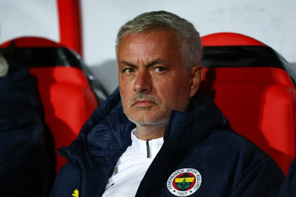Mourinho durante um duelo diante do Twente (Photo by Dean Mouhtaropoulos/Getty Images)