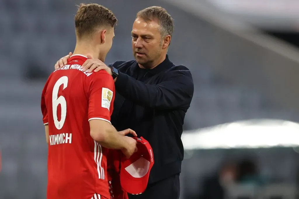 Hansi Flick, hoje treinador do Barcelona, que tem interesse em Kimmich, conversa com o jogador (Photo by Alexander Hassenstein/Getty Images)