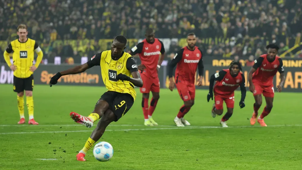 Guirassy marca gol contra o Bayer Leverkusen (Photo by Lars Baron/Getty Images)