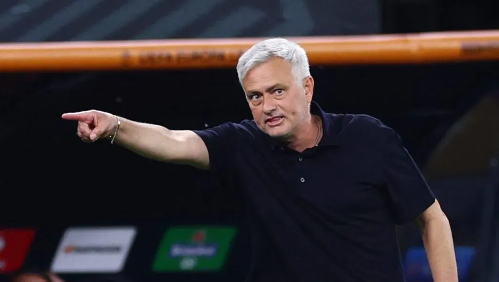 Mourinho durante ação como treinador orienta e gesticula para a equipe