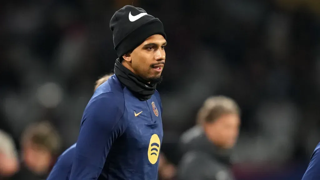 Ronald Araújo no aquecimento em partida do Barcelona (Photo by Alex Caparros/Getty Images)