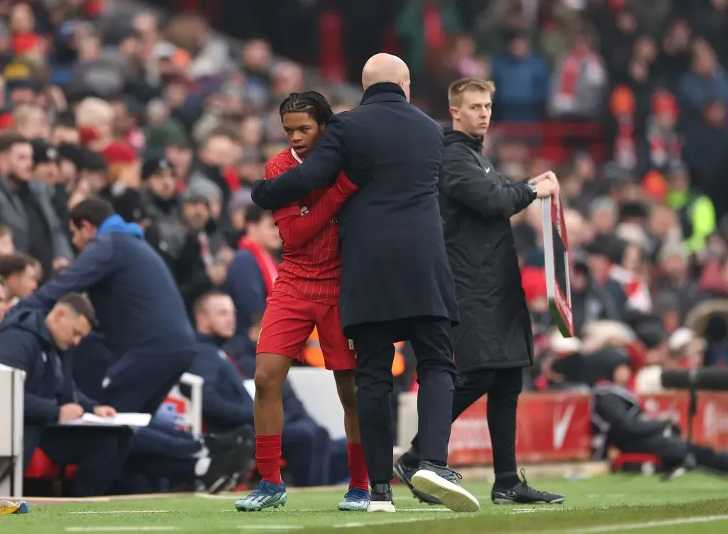 Rio Ngumoha e Arne Slot em campo pelo Liverpool (Photo by Jan Kruger/Getty Images)