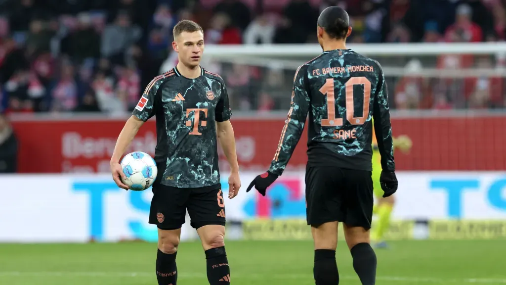 Kimmich e Sané em jogo do Bayern de Munique (Photo by Alexander Hassenstein/Getty Images)
