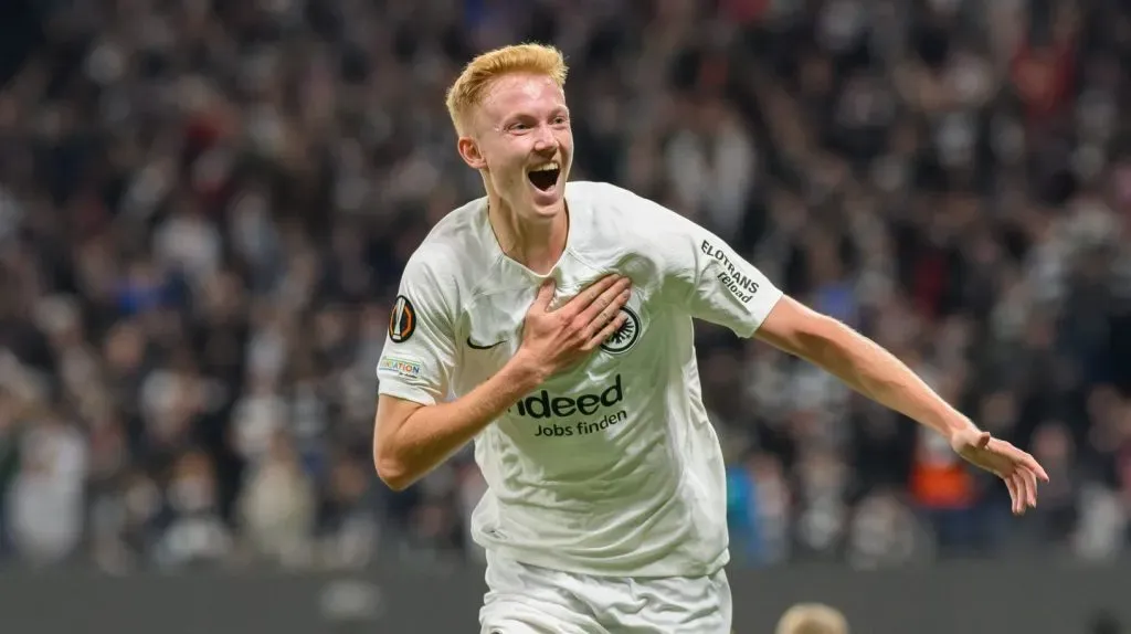 Hugo Larsson celebrando um gol pelo Eintracht Frankfurt (Christian Kaspar-Bartke/Getty Images)