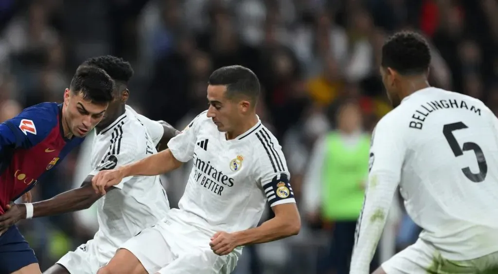 Pedri em disputa com Tchouaméni e Vázquez - Bellingham na sobra (David Ramos/Getty Images)