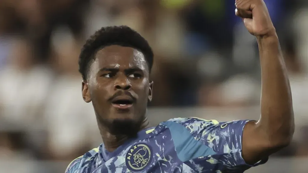 Jorrel Hato celebra após marcar um gol durante a partida de volta da segunda rodada de qualificação da UEFA Europa League entre FK Vojvodina e FC Ajax, em TSC Arena, em 1º de agosto de 2024, em Backa Topola, Sérvia. (Foto: Srdjan Stevanovic/Getty Images)