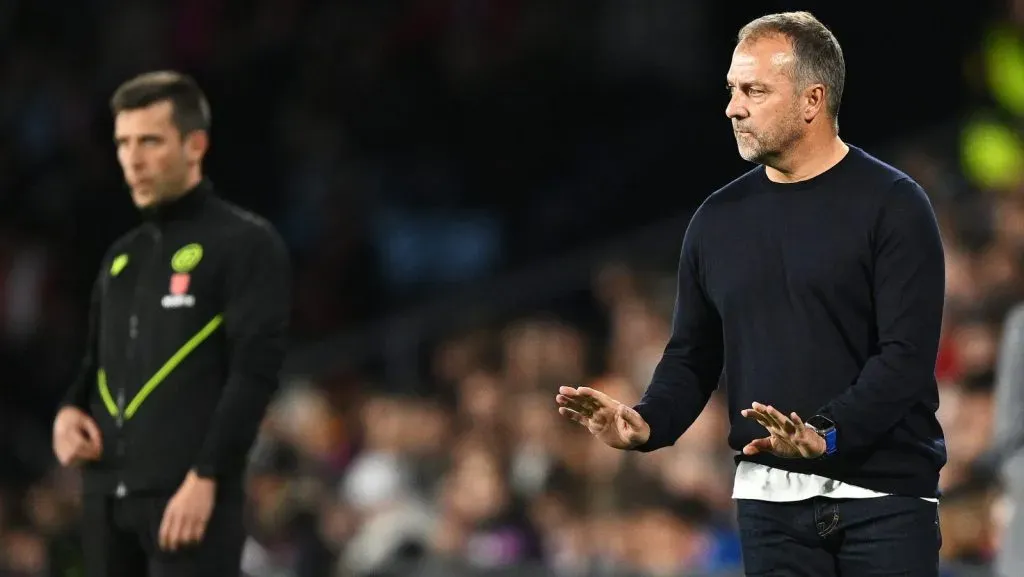 Hansi Flick, técnico do FC Barcelona, reage durante a partida da LaLiga entre RC Celta de Vigo e FC Barcelona, no Estádio Balaídos, em 23 de novembro de 2024, em Vigo, Espanha. (Foto: Octavio Passos/Getty Images)