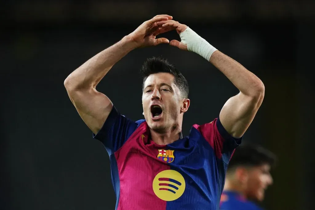 Lewandowski em ação pelo Barcelona – (Photo by Alex Caparros/Getty Images)
