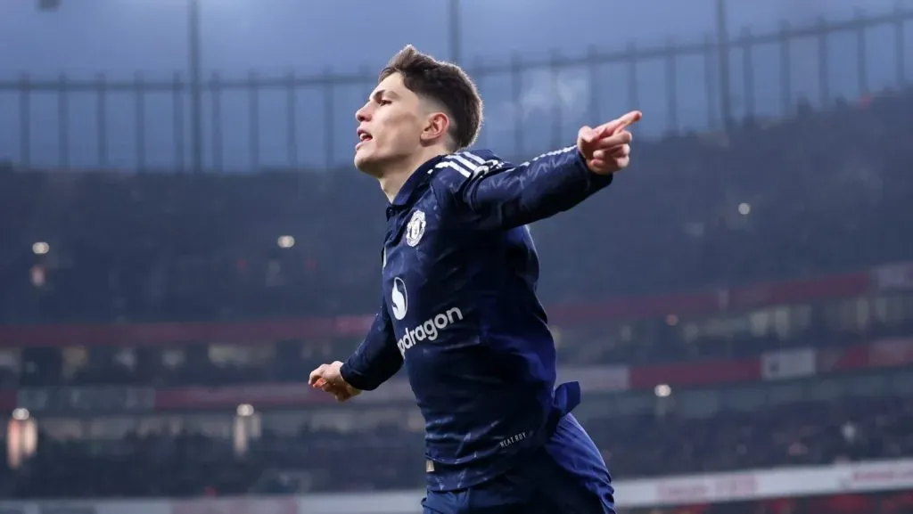 Garnacho celebrando com a camisa do Manchester United (Julian Finney/Getty Images)