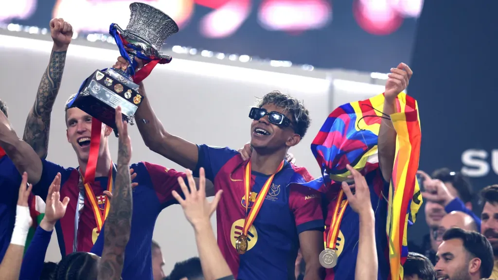 Lamine Yamal com o troféu da Supercopa da Espanha (Photo by Yasser Bakhsh/Getty Images)