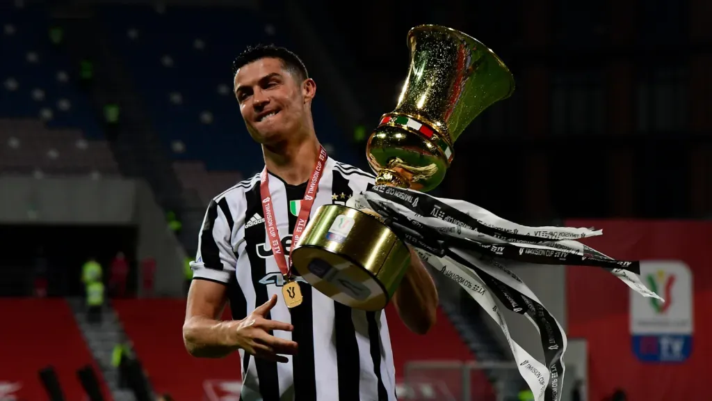 Cristiano Ronaldo com o troféu da Copa da Itália (Photo by Marco Rosi/Getty Images for Lega Serie A)