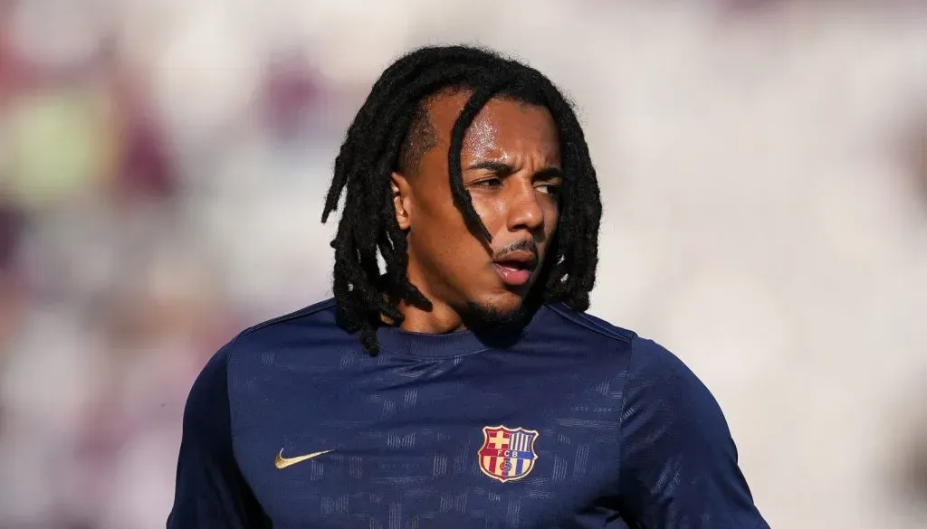 Koundé durante o aquecimento pelo Barcelona (Alex Caparros/Getty Images)