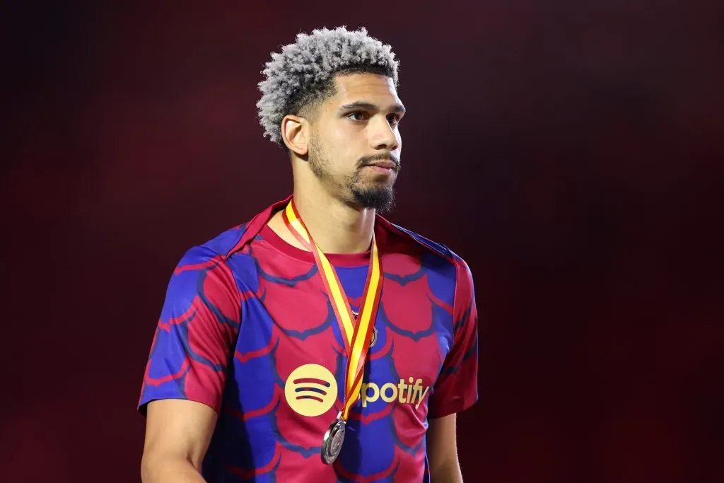 Ronald Araújo deve deixar o Barcelona (Photo by Yasser Bakhsh/Getty Images)