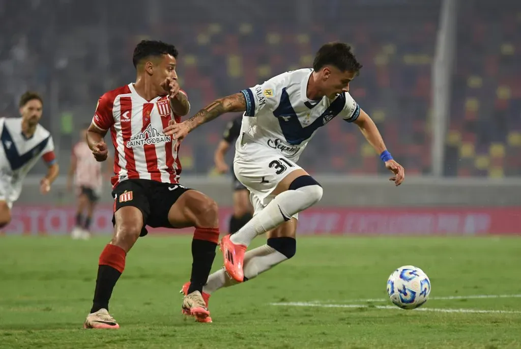 Valentín, alvo do Flamengo, em ação pelo Vélez. (Photo by Joaquín Camiletti/Getty Images)