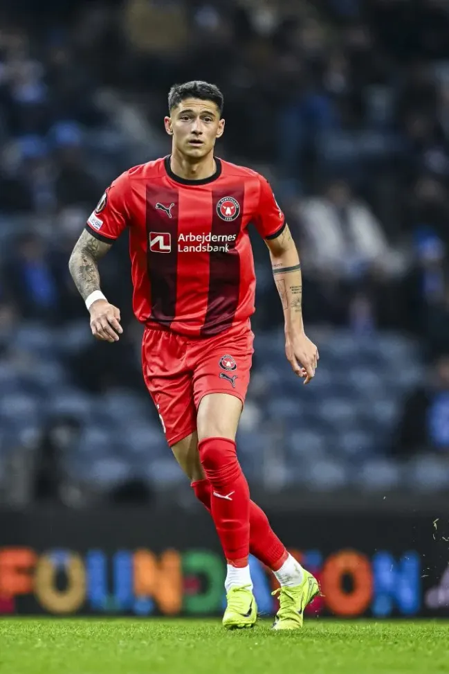 Emiliano Martínez em ação pelo time dinamarquês. Ele é aprovado pelo técnico Abel Ferreira, segundo Roberto Dellato (Photo by Octavio Passos/Getty Images)