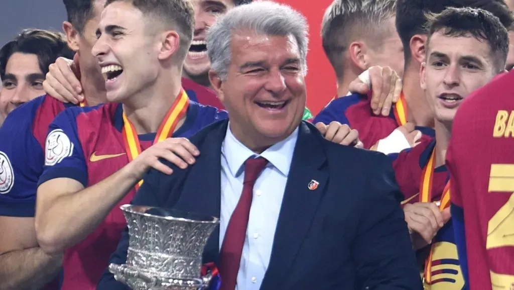 Joan Laporta, presidente do Barcelona, quer dar um atacante de luxo para Hansi Flick, segundo portal. (Photo by Yasser Bakhsh/Getty Images)