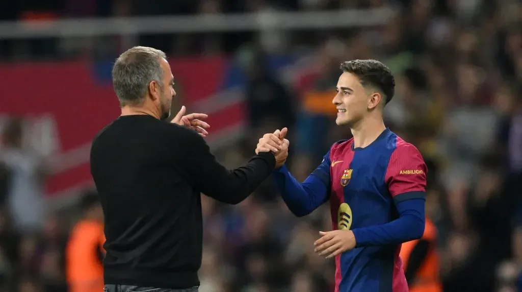 Hansi Flick cumprimentando Gavi (David Ramos/Getty Images)