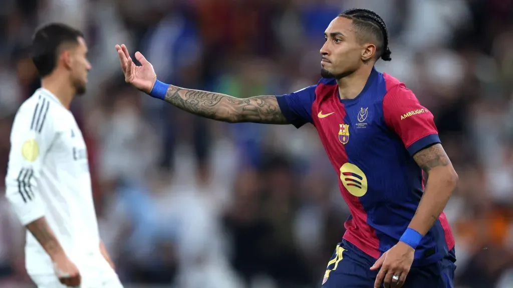 Raphinha em jogo do Barcelona. Foto: Yasser Bakhsh/Getty Images