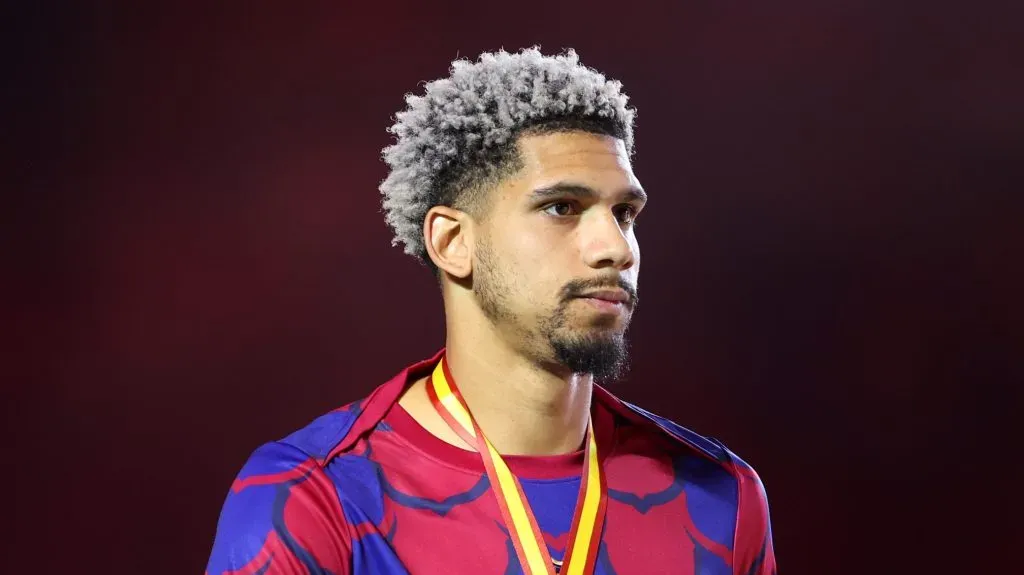 Ronald Araújo em ação pelo Barcelona.