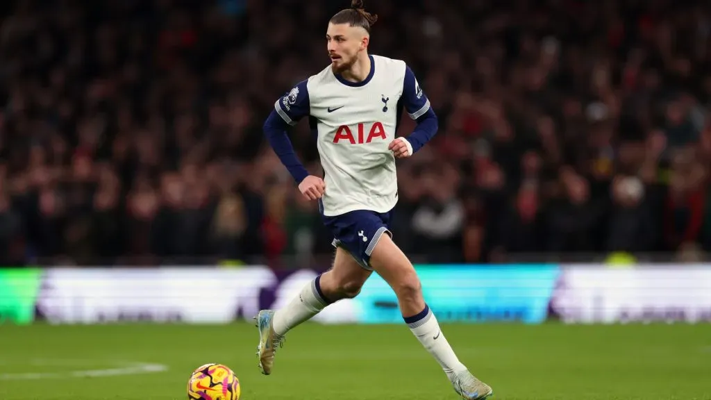 Dragusin em jogo do Tottenham. Foto: Marc Atkins/Getty Images