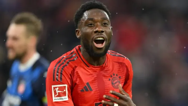 Real Madrid agora recebe informação sobre possível contratação de Alphonso Davies, do Bayern de Munique (Photo by Sebastian Widmann/Getty Images)
