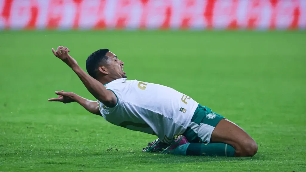 Rony jogador do Palmeiras comemora seu gol durante partida contra o Internacional no estádio Beira-Rio (foto: Maxi Franzoi/AGIF)