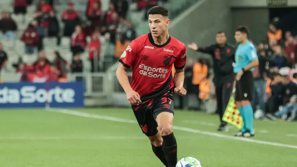 Lucas Esquivel jogador do Athletico-PR durante partida contra o Cuiabá (Foto: Robson Mafra/AGIF)