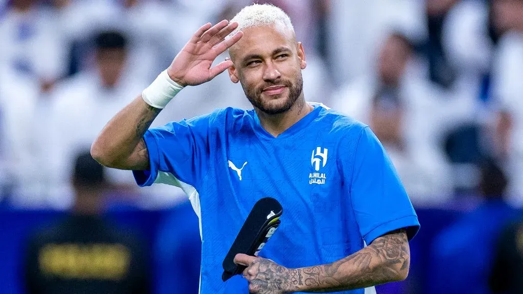 Neymar com a camisa do Al-Hilal. Foto: Abdullah Ahmed/Getty Images