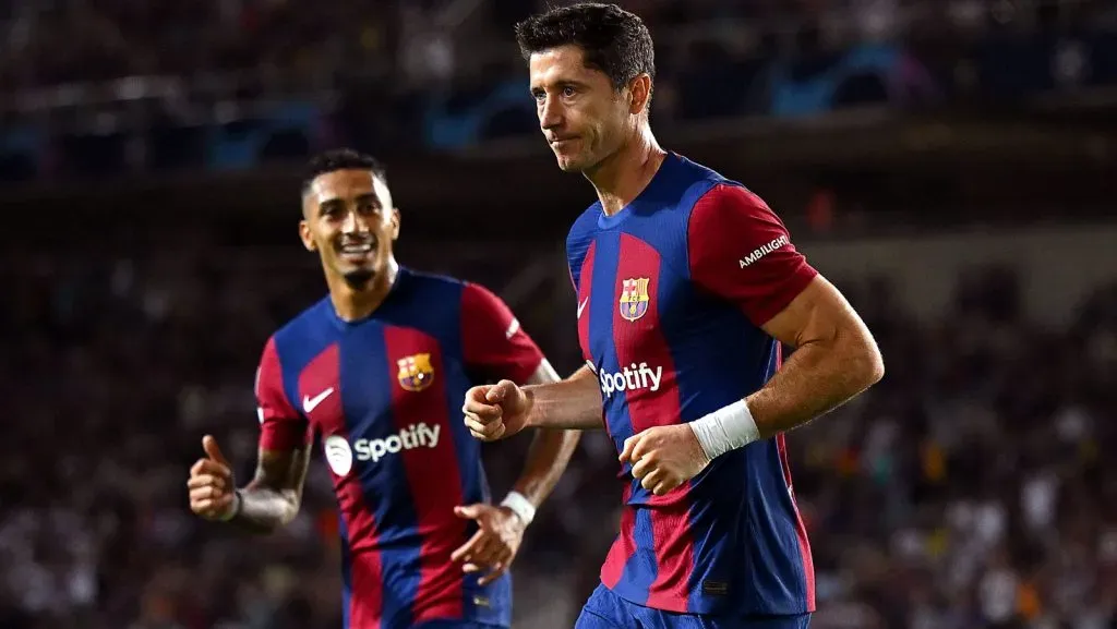 Robert Lewandowski, do Barcelona, comemora após marcar o segundo gol da equipe durante a partida do Grupo H da UEFA Champions League entre FC Barcelona e Royal Antwerp no Estadi Olímpic Lluís Companys, em 19 de setembro de 2023, em Barcelona, Espanha. (Foto: David Ramos/Getty Images)
