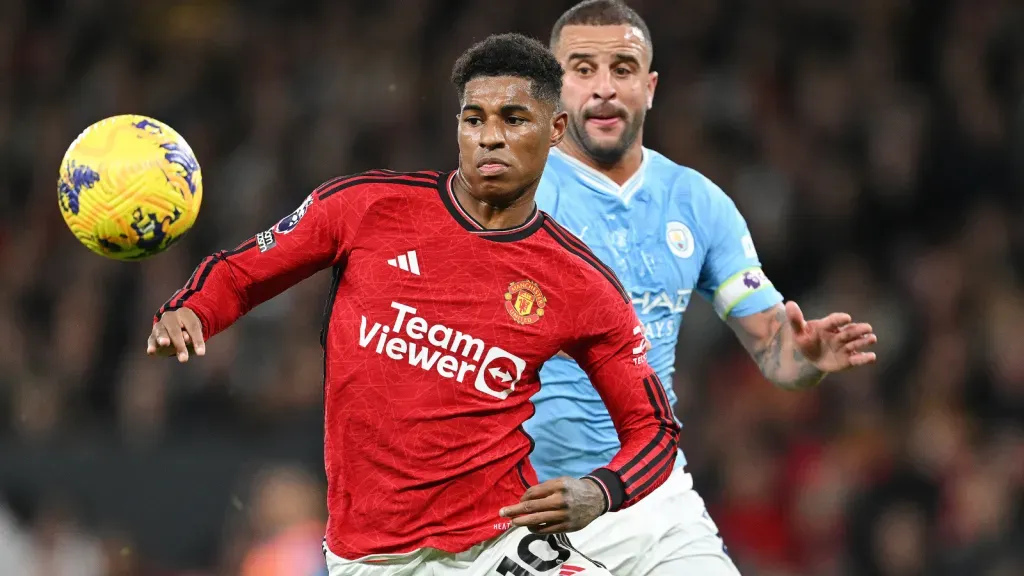 Marcus Rashford sendo marcado por Walker (Photo by Michael Regan/Getty Images)