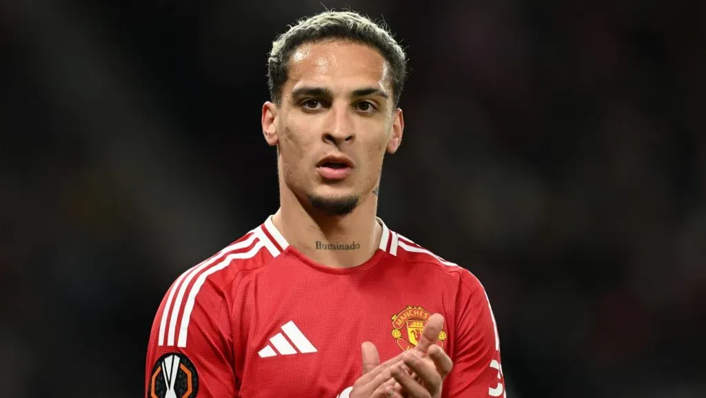Antony durante jogo pelo Manchester United