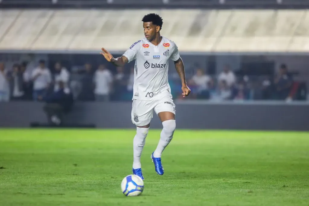 SP – SANTOS – 30/08/2024 – BRASILEIRO B 2024, SANTOS X PONTE PRETA – Gil jogador do Santos durante partida contra o Ponte Preta no estadio Vila Belmiro pelo campeonato Brasileiro B 2024. Foto: Reinaldo Campos/AGIF