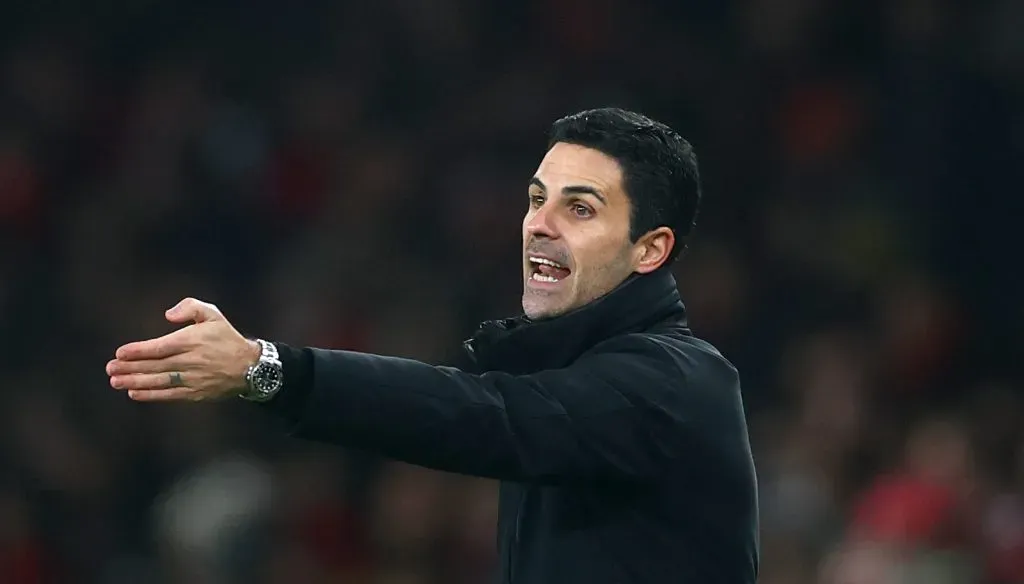 Arteta enviando uma instrução aos seus jogadores (Alex Pantling/Getty Images)