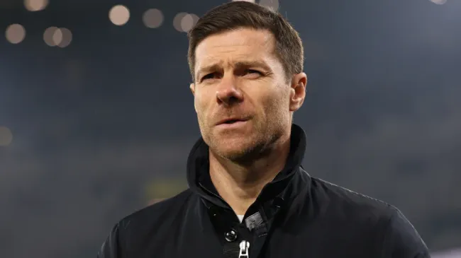 Xabi Alonso em partida pelo Bayer Leverkusen (FOTO: Lars Baron/Getty Images)