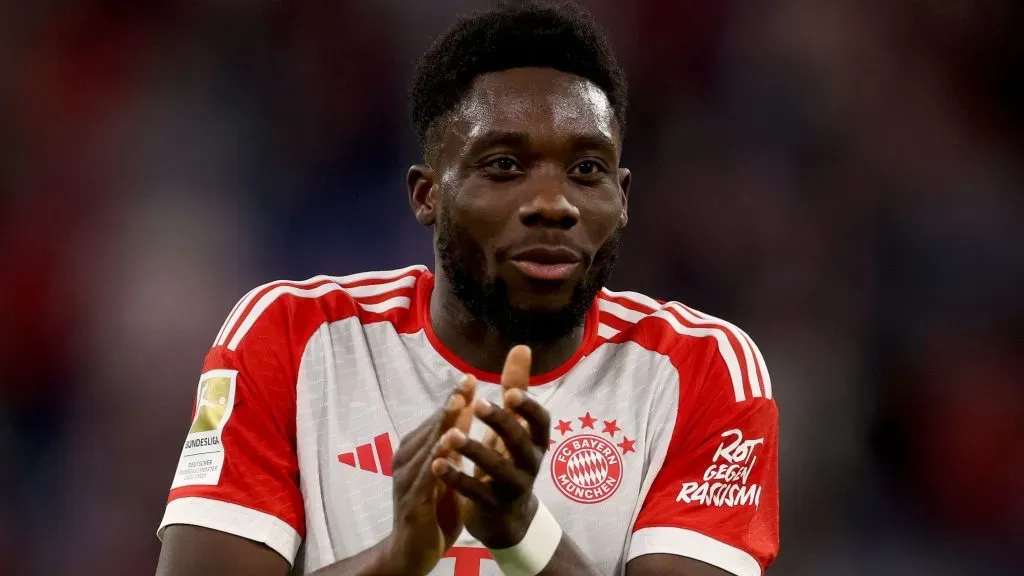 Alphonso Davies é um dos alvos do Real Madrid, Barcelona e outros (Photo by Alexander Hassenstein/Getty Images)