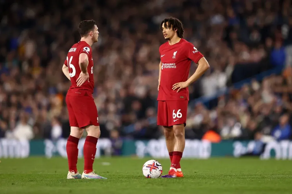 Andrew Robertson ao lado de Alexander-Arnold. O Liverpool pode ter que buscar substitutos para os dois (Photo by Naomi Baker/Getty Images)