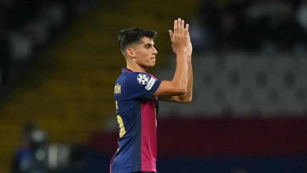 Gerard Martín aplaudindo os torcedores do Barcelona (Alex Caparros/Getty Images)