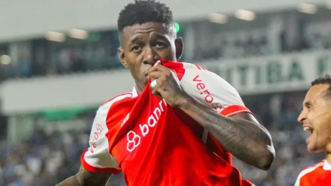Vitão, alvo do Flamengo, comemorando gol pelo Inter