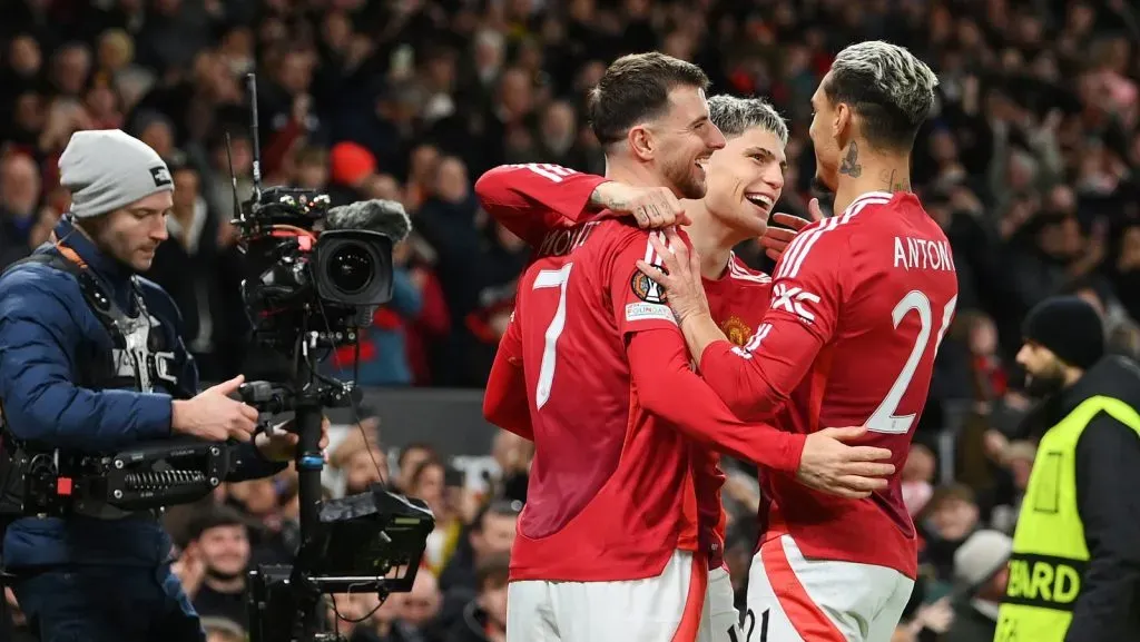 Alejandro Garnacho, do Manchester United, comemora o primeiro gol de sua equipe com Mason Mount e Antony durante a partida da Fase de Grupos da Liga Europa da UEFA 2024/25 (MD5) entre Manchester United e FK Bodo/Glimt, realizada em Old Trafford, no dia 28 de novembro de 2024, em Manchester, Inglaterra. (Foto: Justin Setterfield/Getty Images)