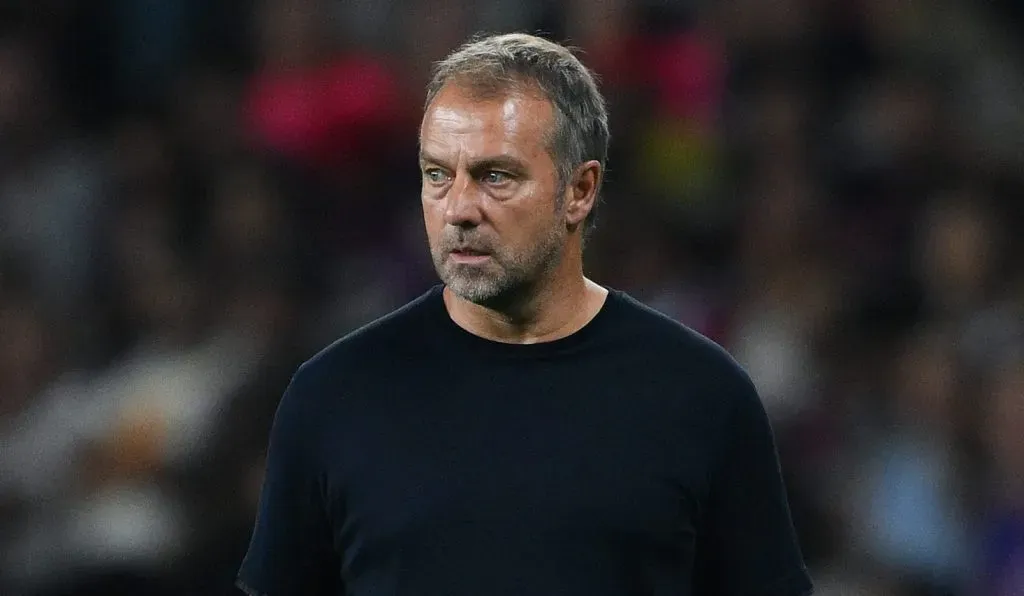 Hansi Flick de camisa preta à beira do campo (David Ramos/Getty Images)