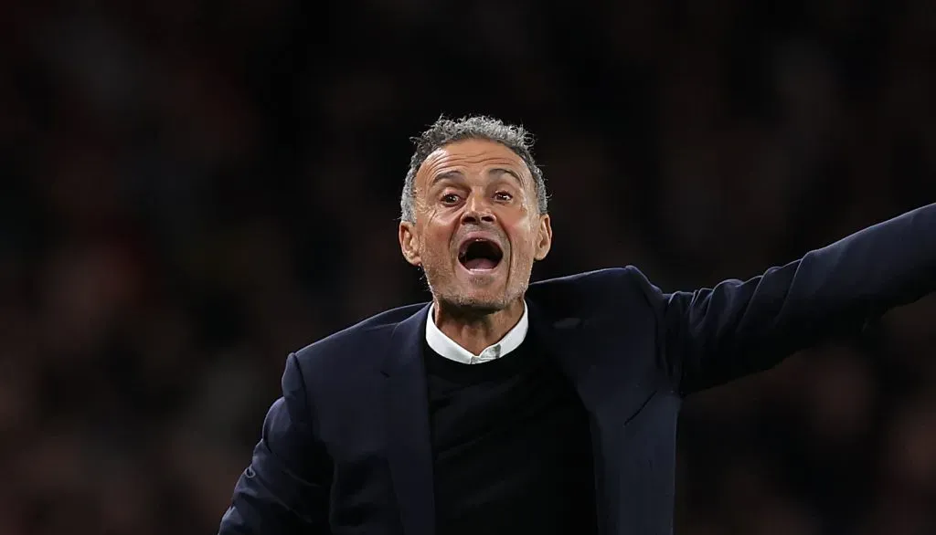 Luis Enrique de terno à beira do campo pelo PSG (Julian Finney/Getty Images)