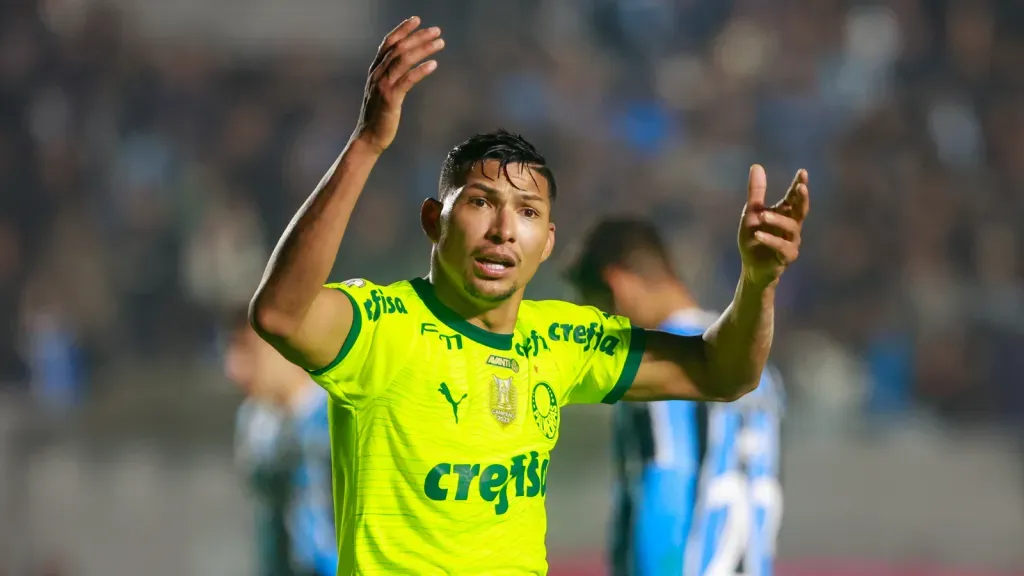 Rony jogador do Palmeiras durante partida contra o Grêmio (foto: Luiz Erbes/AGIF)