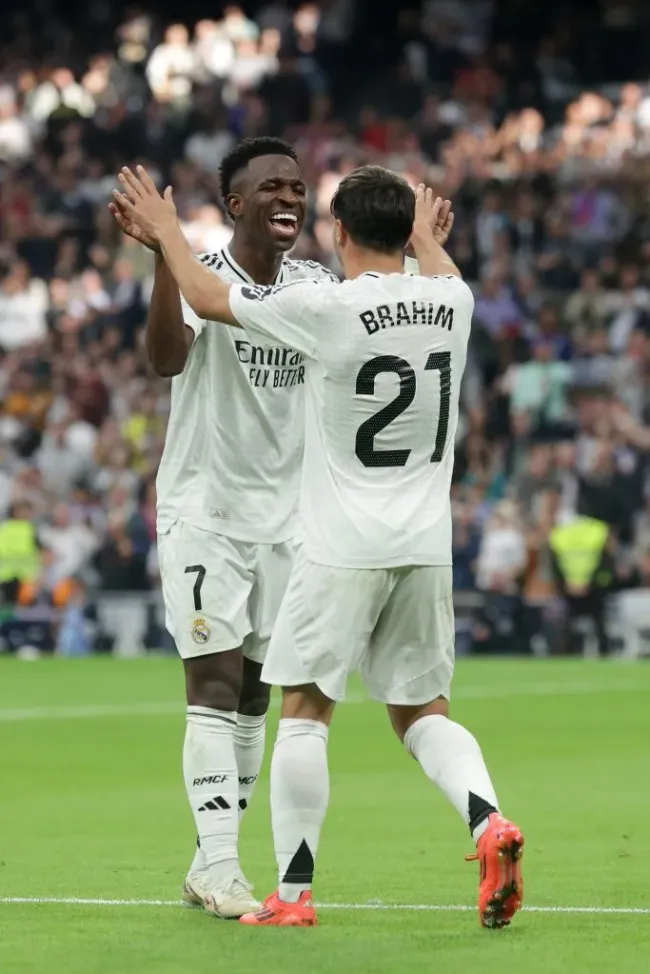 Vinicius Junior e Brahim Díaz pelo Real Madrid. Ele é alvo do Manchester United, segundo portal (Photo by Gonzalo Arroyo Moreno/Getty Images)