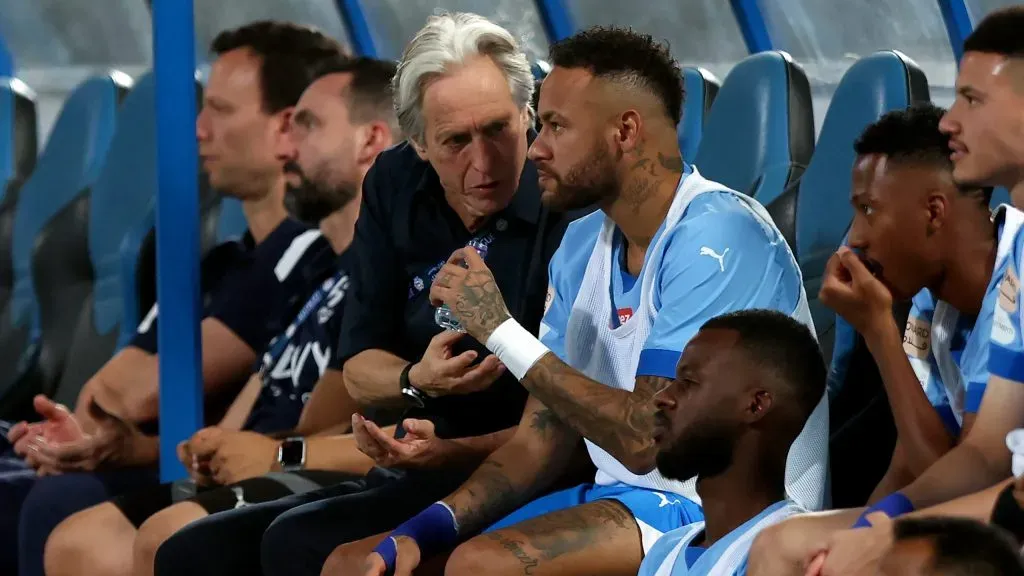 Neymar e Jorge Jesus conversando em jogo do Al-Hilal. Foto: Yasser Bakhsh/Getty Images